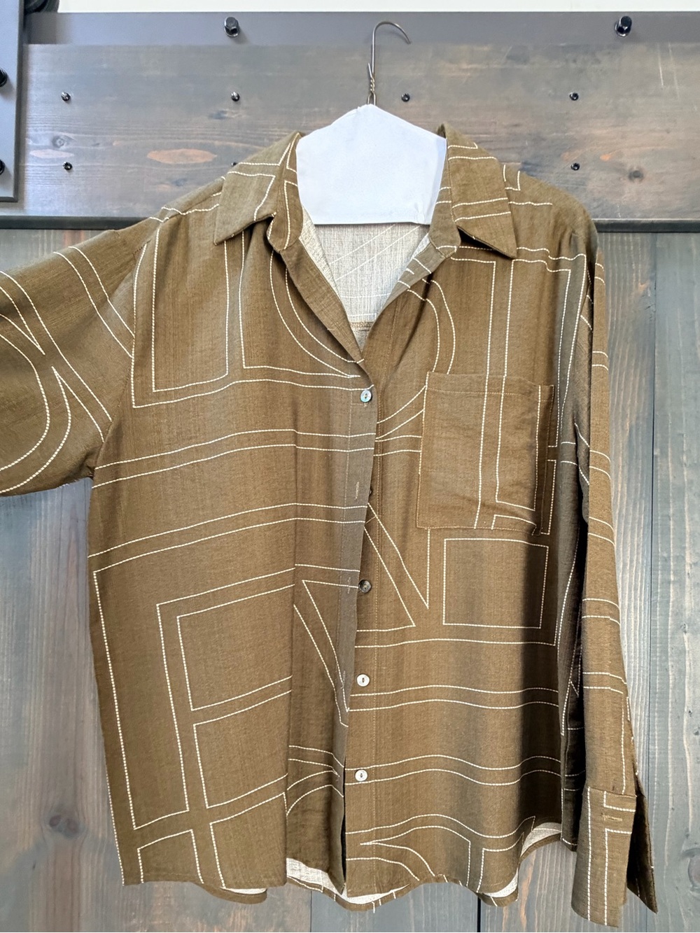 Porter St. Contemporary Geometric Print Button-Up Shirt. Size M